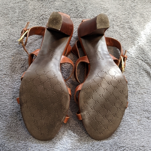 Brown strappy heeled sandals with belt buckle clasp - Picture 5 of 7